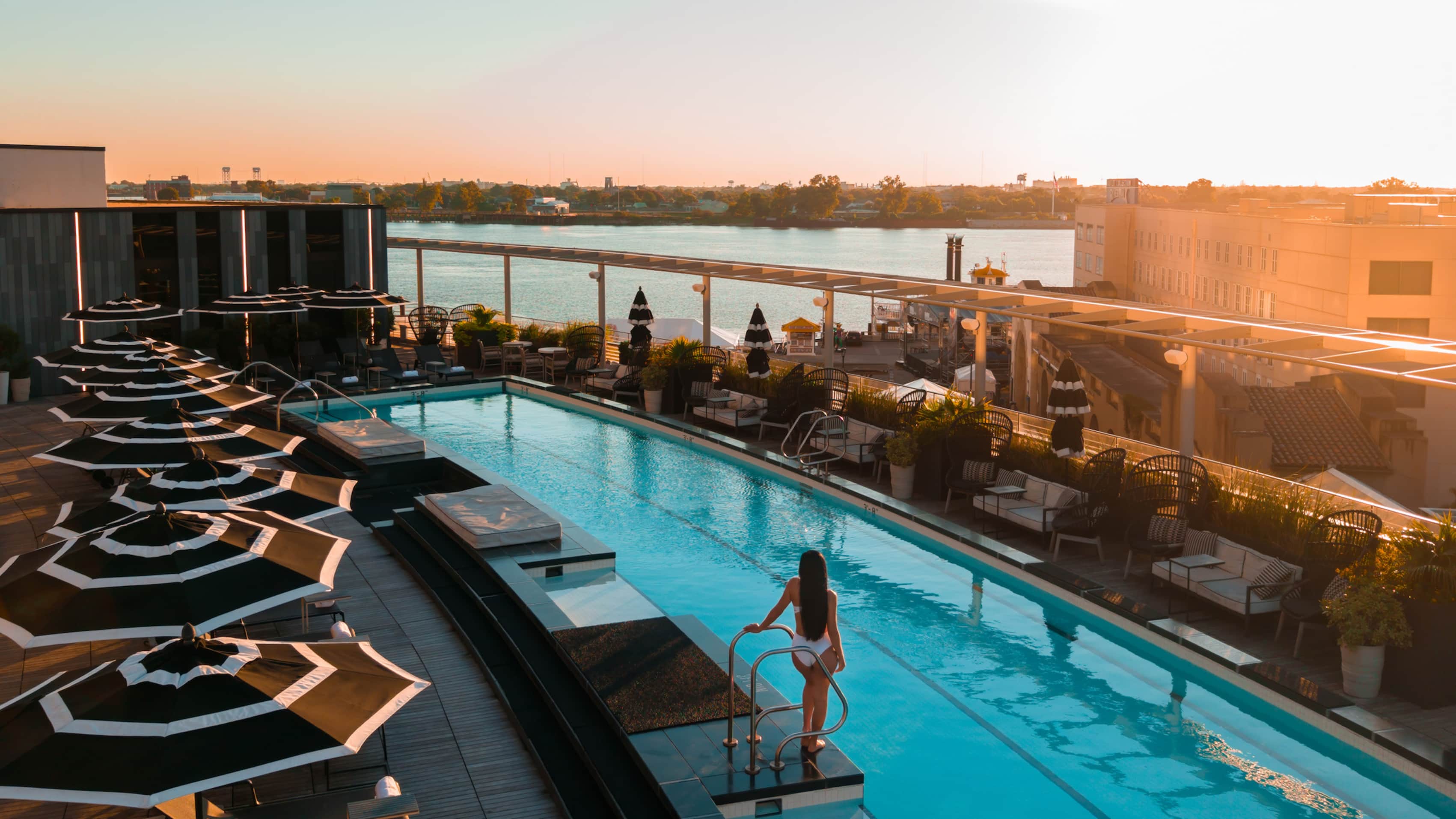 Four Seasons New Orleans saltwater pool in New Orleans, United States